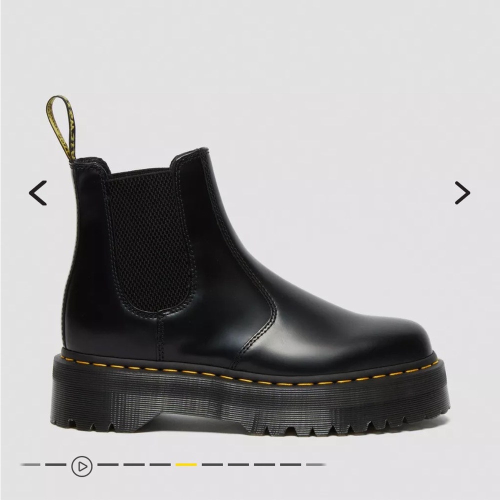 LIKE NEW Dr. Martens Smooth Leather Platform Chelsea Boots